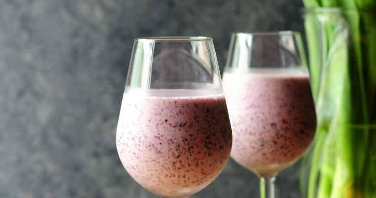 Blueberry and Date Smoothie: Energize with Natural Sweetness